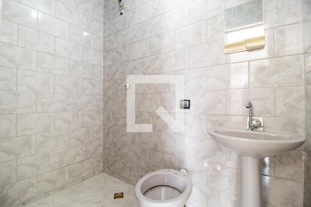 Banheiro de kitnet/studio para alugar com 1 quarto, 18m² em Santa Quiteria, Curitiba