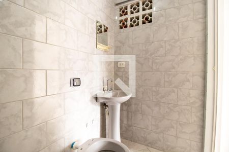 Banheiro de kitnet/studio para alugar com 1 quarto, 18m² em Santa Quiteria, Curitiba