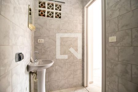 Banheiro de kitnet/studio para alugar com 1 quarto, 18m² em Santa Quiteria, Curitiba