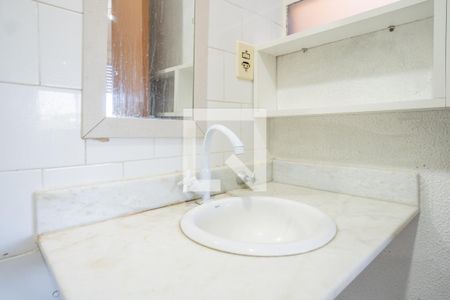 Banheiro de apartamento para alugar com 1 quarto, 36m² em Vila Nova, Porto Alegre