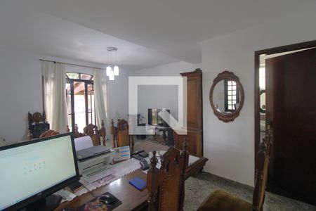 Casa para alugar com 4 quartos, 230m² em Jardim Regis, São Paulo