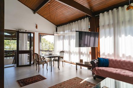 Sala de casa de condomínio à venda com 5 quartos, 343m² em Itacoatiara, Niterói