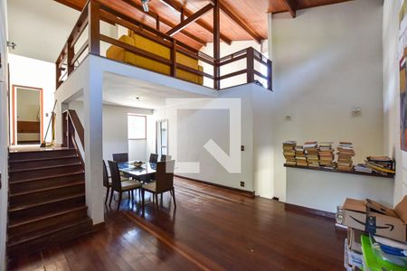 Sala de casa de condomínio à venda com 3 quartos, 300m² em Itaipu, Niterói