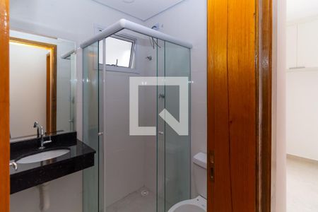 Banheiro de kitnet/studio para alugar com 1 quarto, 27m² em Vila Darli, São Paulo