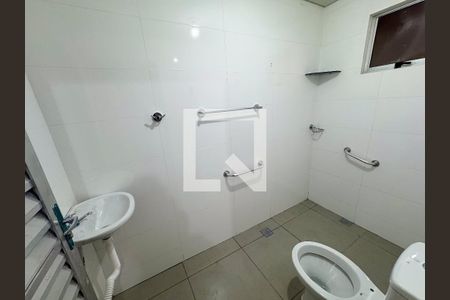 Banheiro Social de kitnet/studio para alugar com 1 quarto, 29m² em Monte Castelo, Contagem