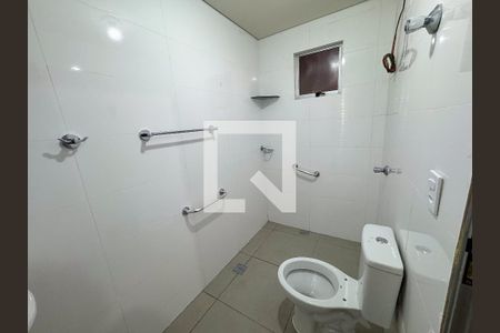 Banheiro Social de kitnet/studio para alugar com 1 quarto, 29m² em Monte Castelo, Contagem