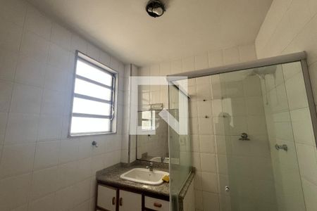 Banheiro de apartamento para alugar com 2 quartos, 65m² em Jardim Guanabara, Rio de Janeiro