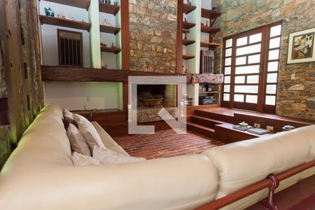 sala da lareira de casa de condomínio à venda com 3 quartos, 450m² em A Definir Em Campo, Nova Lima