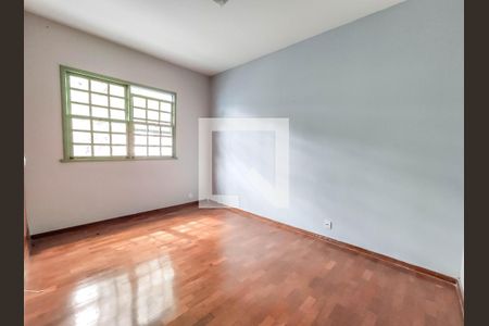 Quarto 1 - Frente de casa à venda com 3 quartos, 180m² em Nova Floresta, Belo Horizonte