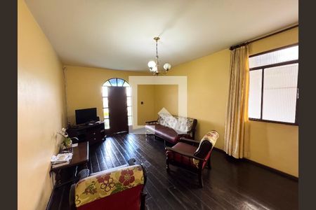 Sala de casa à venda com 5 quartos, 180m² em Santa Cruz Industrial, Contagem