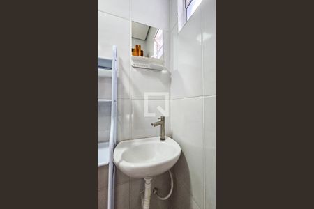 Banheiro de kitnet/studio para alugar com 1 quarto, 25m² em Vila Castelo, São Paulo