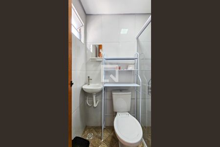 Banheiro de kitnet/studio para alugar com 1 quarto, 19m² em Vila Castelo, São Paulo