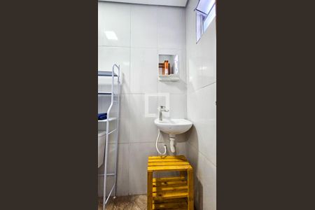 Banheiro de kitnet/studio para alugar com 1 quarto, 18m² em Vila Castelo, São Paulo