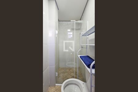 Banheiro de kitnet/studio para alugar com 1 quarto, 18m² em Vila Castelo, São Paulo