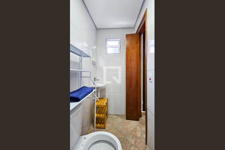 Banheiro de kitnet/studio para alugar com 1 quarto, 18m² em Vila Castelo, São Paulo
