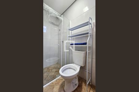 Banheiro de kitnet/studio para alugar com 1 quarto, 18m² em Vila Castelo, São Paulo