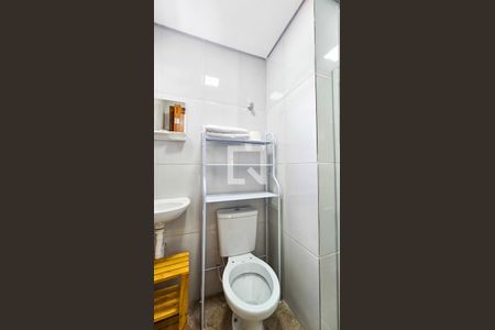 Banheiro de kitnet/studio para alugar com 1 quarto, 18m² em Vila Castelo, São Paulo