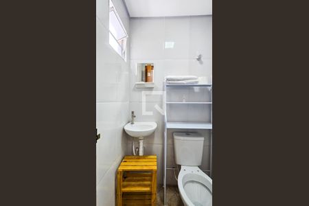 Banheiro de kitnet/studio para alugar com 1 quarto, 18m² em Vila Castelo, São Paulo