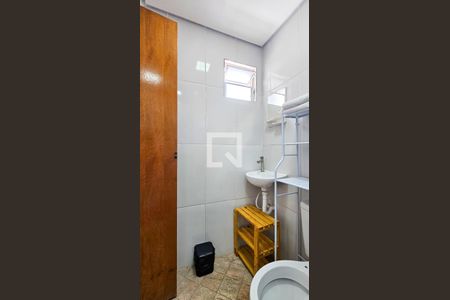 Banheiro de kitnet/studio para alugar com 1 quarto, 18m² em Vila Castelo, São Paulo