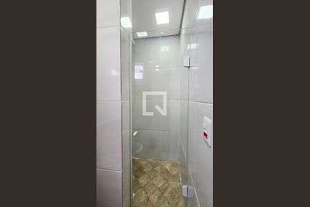 Banheiro de kitnet/studio para alugar com 1 quarto, 18m² em Vila Castelo, São Paulo