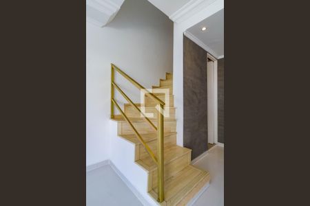 Escada de casa de condomínio para alugar com 2 quartos, 103m² em Campo Limpo, São Paulo