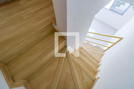 Escada de casa de condomínio para alugar com 2 quartos, 103m² em Campo Limpo, São Paulo