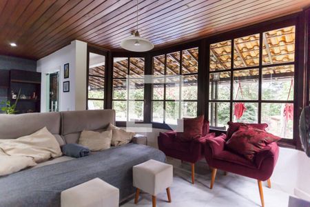 Sala de TV de casa de condomínio à venda com 3 quartos, 200m² em Retiro do Chalé (piedade do Paraopeba), Brumadinho