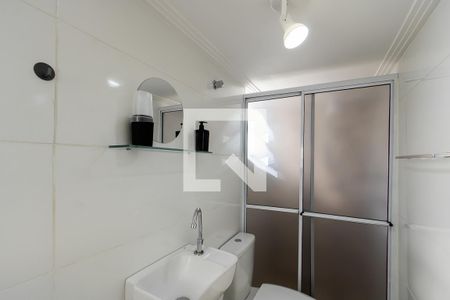 Banheiro de kitnet/studio para alugar com 1 quarto, 28m² em Vila Nhocuné, São Paulo