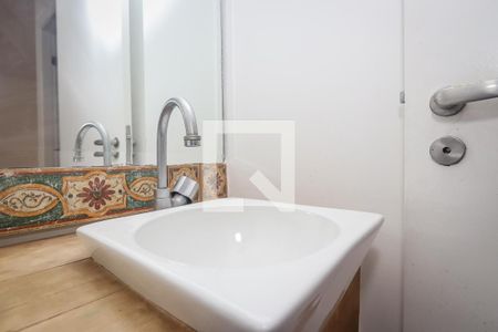 Lavabo de casa de condomínio à venda com 3 quartos, 350m² em Real Parque, São Paulo