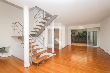 Sala de casa de condomínio à venda com 3 quartos, 350m² em Real Parque, São Paulo