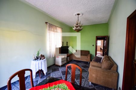 Sala de casa à venda com 5 quartos, 200m² em Pilares, Rio de Janeiro