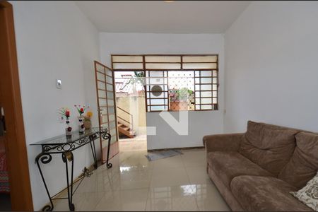 Sala de estar de casa à venda com 6 quartos, 333m² em Esplanada, Belo Horizonte