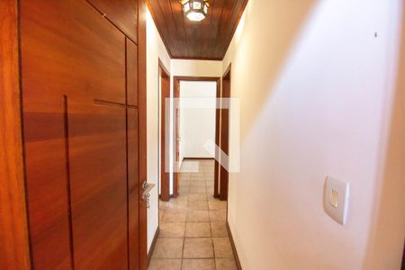 Corredor de casa de condomínio à venda com 3 quartos, 300m² em Largo da Batalha, Niterói
