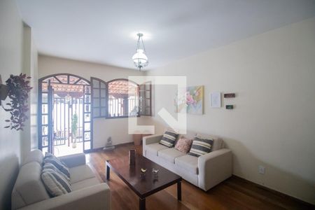 Sala de casa à venda com 5 quartos, 360m² em Santa Helena, Contagem
