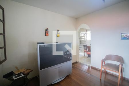 Sala de TV de casa à venda com 5 quartos, 360m² em Santa Helena, Contagem