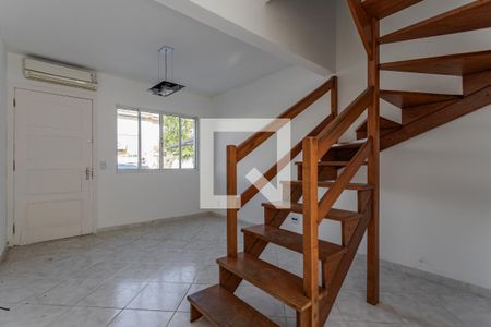 Sala de casa de condomínio à venda com 2 quartos, 76m² em Humaitá, Porto Alegre