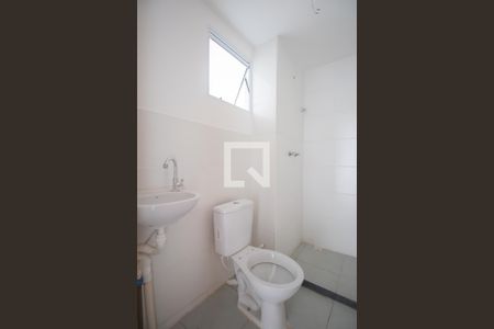 Banheiro de apartamento para alugar com 2 quartos, 55m² em Maria Paula, São Gonçalo