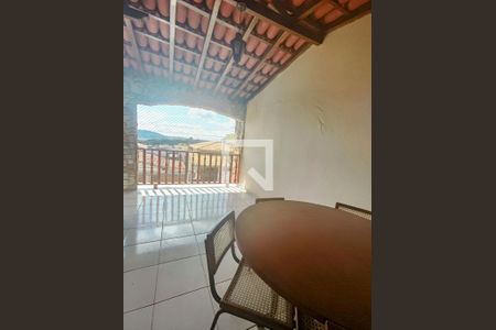 Sala de casa à venda com 7 quartos, 360m² em Olinda, Contagem