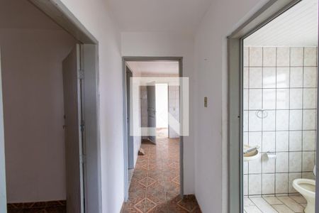 Corredor entre quartos e banheiro de casa para alugar com 2 quartos, 114m² em Parque Santa Rita de Cassia, Cotia