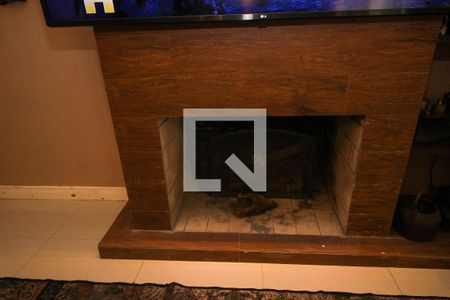 Detalhe da Sala - Lareira de casa para alugar com 4 quartos, 400m² em Hípica, Porto Alegre
