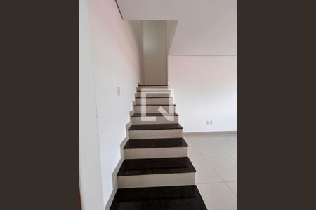 Escada de apartamento à venda com 3 quartos, 180m² em Jardim Industrial, Contagem