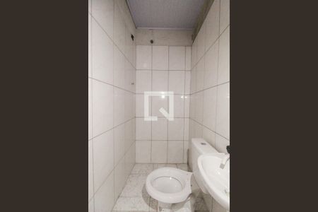 Banheiro de kitnet/studio para alugar com 1 quarto, 14m² em Itaquera, São Paulo