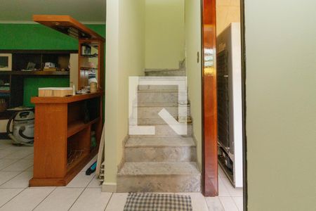 Sala - escada de acesso de casa à venda com 4 quartos, 166m² em Vila Elze, São Paulo