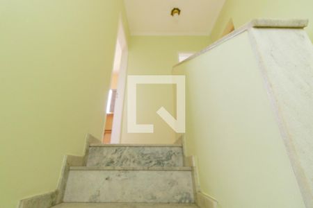 Escada acesso aos quartos de casa à venda com 4 quartos, 166m² em Vila Elze, São Paulo