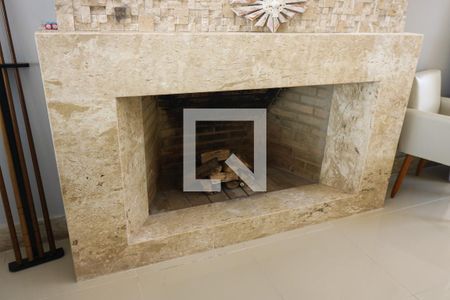 Detalhe Sala - Lareira de casa de condomínio para alugar com 5 quartos, 345m² em Belém Novo, Porto Alegre