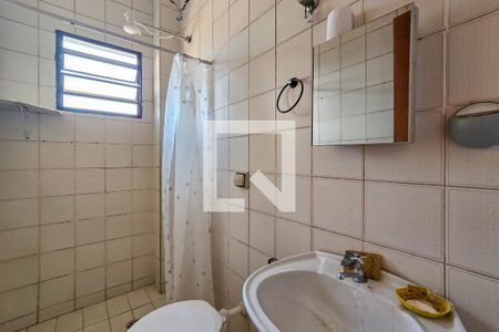 Banheiro da suíte de apartamento para alugar com 2 quartos, 70m² em Jardim Progresso, Guarujá
