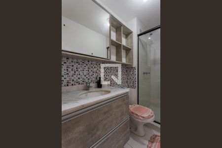 Banheiro da Suíte de apartamento à venda com 2 quartos, 60m² em São Sebastião, Porto Alegre