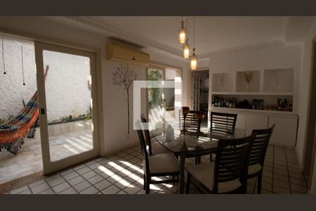 Sala de casa à venda com 5 quartos, 325m² em Pé Pequeno, Niterói