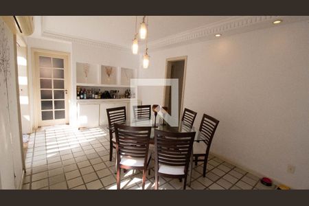 Sala de casa à venda com 5 quartos, 325m² em Pé Pequeno, Niterói