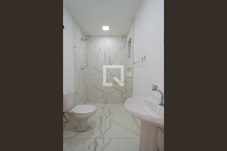 Banheiro de casa para alugar com 1 quarto, 45m² em Vila Progredior, São Paulo